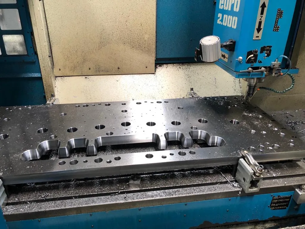Plaque en cours d’usinage